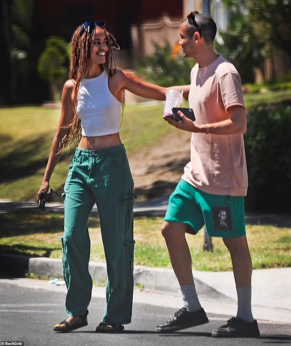 Hai người rất thân thiết với nhau, còn công khai ôm eo, bá cổ trên phố. Bên cạnh đó, trang phục của họ có điều tương đồng về màu sắc và phong cách.