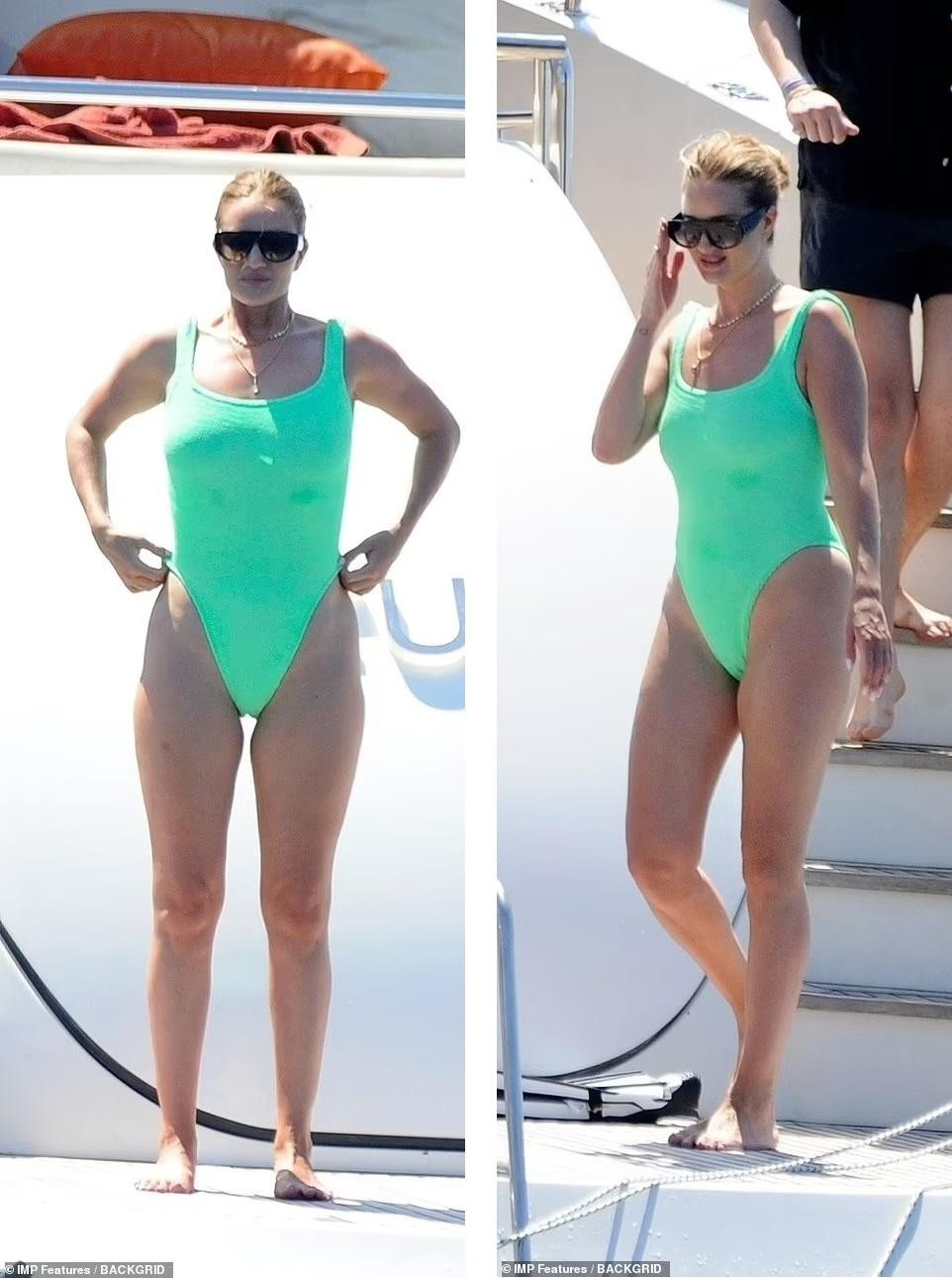 Rosie nổi bật khi mặc áo tắm liền thân màu xanh, với thiết kế khoét hông và hở lưng táo bạo. Được biết, bộ áo tắm của Rosie đến từ thương hiệu Hunza G, có giá 145 bảng Anh (khoảng 4,1 triệu đồng).