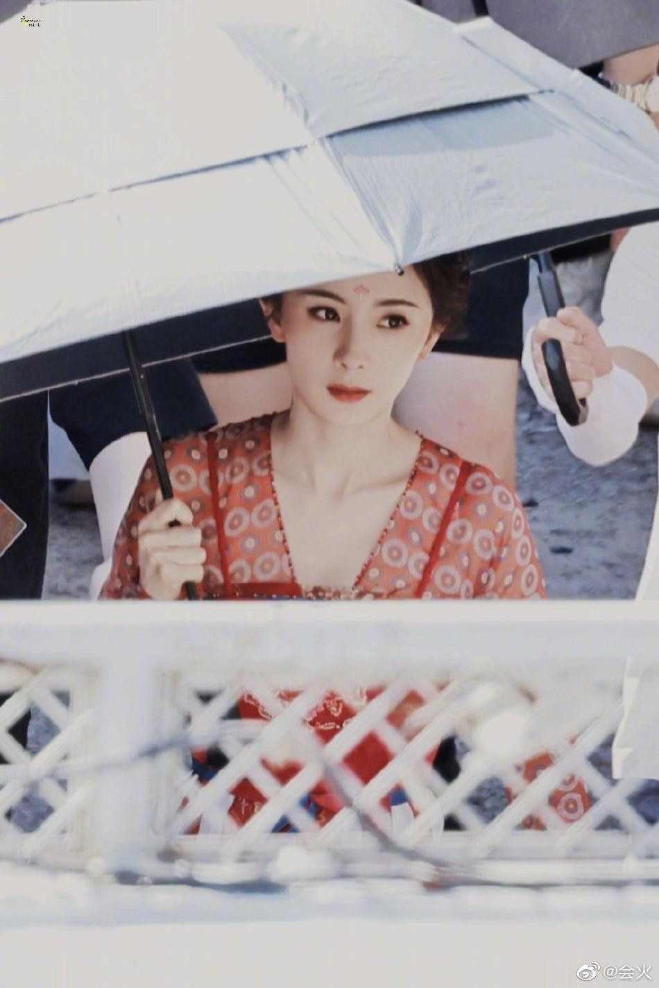 Tạo hình cổ trang lần này khác hẳn với trên poster công bố hồi tháng trước - quyến rũ và ma mị. Người hâm mộ đang háo hức chờ đợi sự biến hóa của bà mẹ một con trong phim mới.