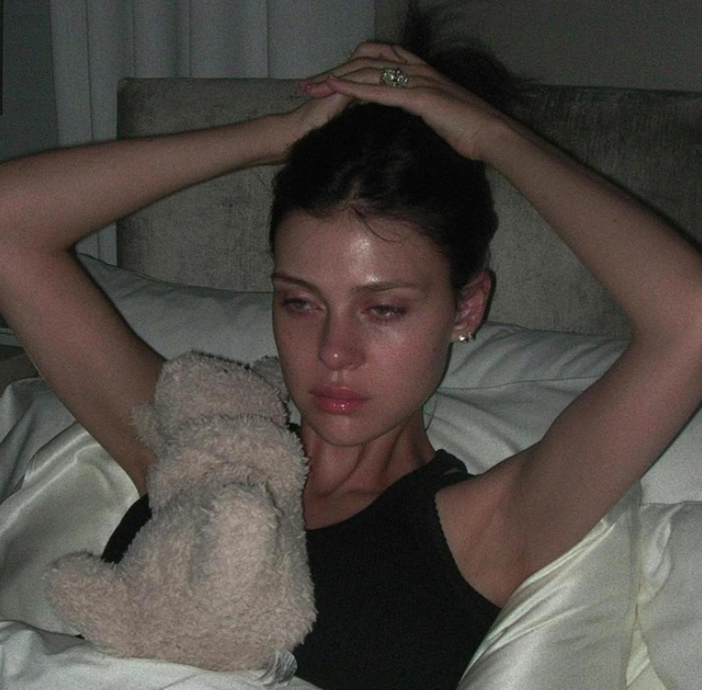 Nicola Peltz đăng ảnh rơi lệ. Nicola Peltz đăng ảnh rơi lệ.