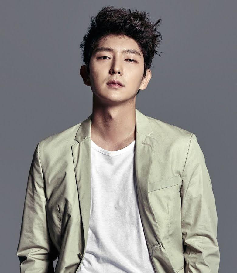 10. Lee Joon Gi là một trong những mỹ nam "không tuổi" của K-biz. Lúc mới vào nghề, anh ghi dấu ấn bởi vẻ đẹp phi giới tính. Những năm gần đây, anh trở nên gai góc và nam tính hơn. 10. Lee Joon Gi là một trong những mỹ nam "không tuổi" của K-biz. Lúc mới vào nghề, anh ghi dấu ấn bởi vẻ đẹp phi giới tính. Những năm gần đây, anh trở nên gai góc và nam tính hơn.