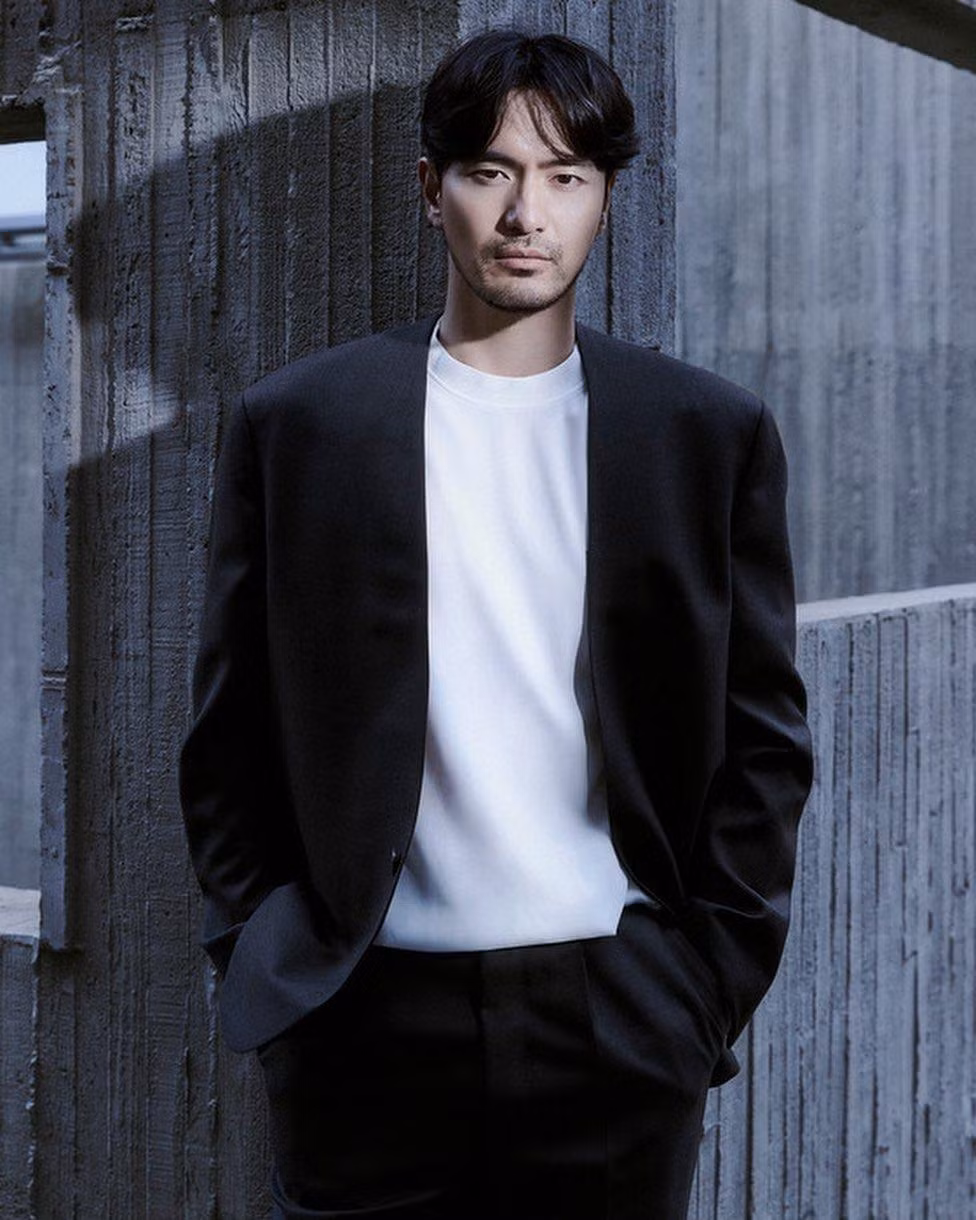 ... và tình cũ của "Nữ hoàng nước mắt châu Á" Choi Ji Woo, tài tử Lee Jin Wook, đồng hạng 11 với 19 phiếu bầu.