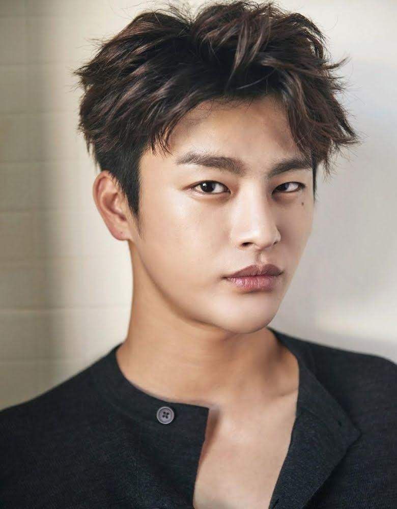 4. Seo In Guk tự nhận bản thân có gương mặt kỳ lạ, lúc đẹp trai, lúc không. Tuy nhiên, đó lại là đặc điểm khiến người ta bị thu hút ngay từ cái nhìn đầu tiên và không thể rời mắt khỏi anh. 4. Seo In Guk tự nhận bản thân có gương mặt kỳ lạ, lúc đẹp trai, lúc không. Tuy nhiên, đó lại là đặc điểm khiến người ta bị thu hút ngay từ cái nhìn đầu tiên và không thể rời mắt khỏi anh.