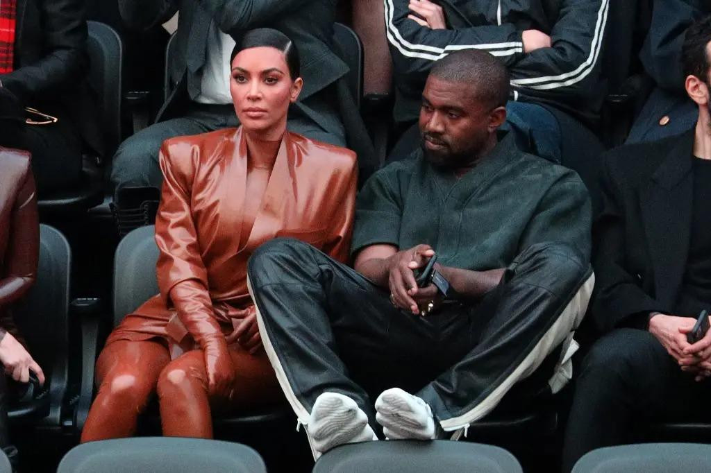 Dù đã ly hôn vào năm ngoái, Kanye West không ngừng níu kéo Kim Kardashian.