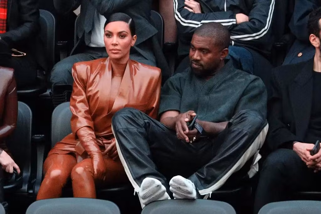 Dù đã ly hôn vào năm ngoái, Kanye West không ngừng níu kéo Kim Kardashian.