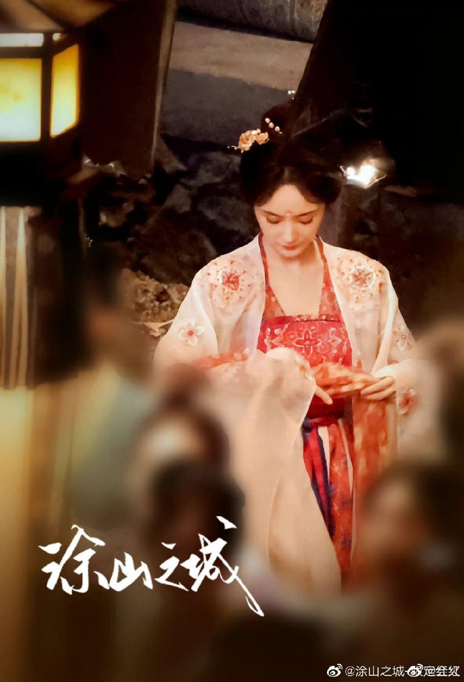 Trang phục đỏ - trắng cùng kiểu trang điểm vẽ hoa lên mi tâm tôn lên vẻ đẹp duyên dáng, thanh tao của nữ diễn viên. Cô được khen ngợi giống như một nàng công chúa thời Đường.