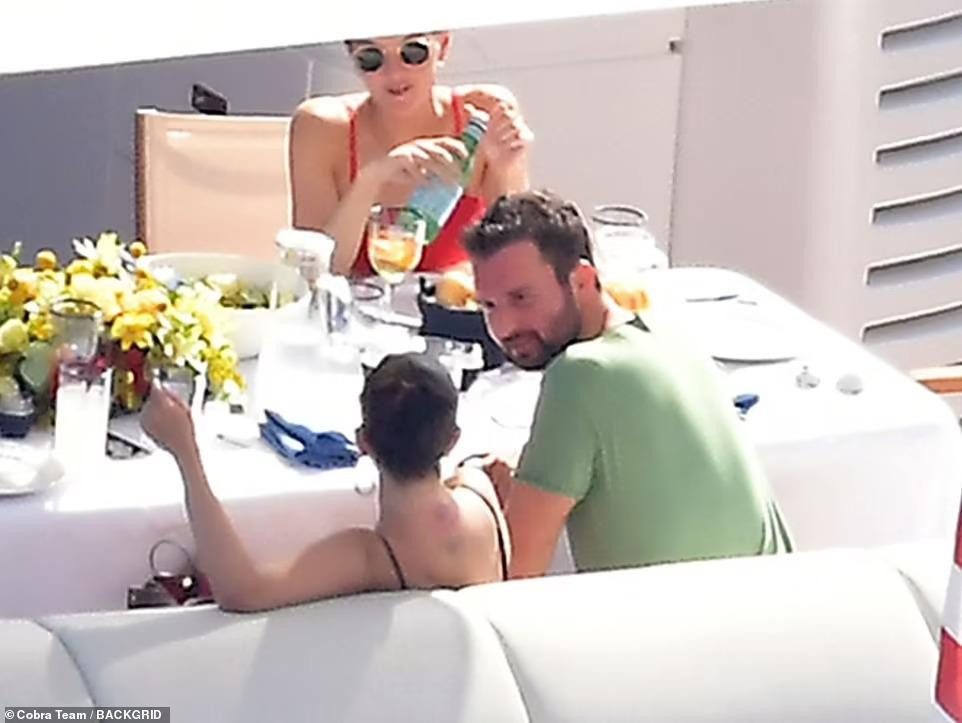 Trên các diễn đàn, dân mạng đặt nghi vấn Selena đang hẹn hò với Andrea, đồng thời thể hiện sự ủng hộ cho chuyện tình cảm mới của nữ diễn viên. Nhiều người còn khen Selena và Andrea đẹp đôi và trông rất hạnh phúc.