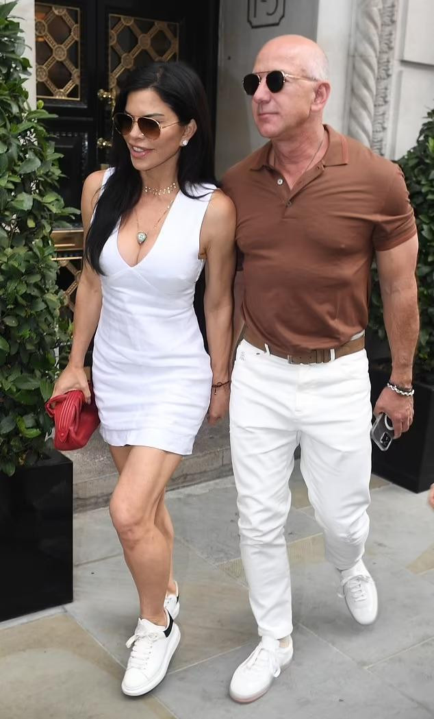 Cặp đôi "chân dài - đại gia" đang đi nghỉ ở London. Họ được nhìn thấy tham quan Cung điện Buckingham và ăn tối cùng Tom Cruise tại một câu lạc bộ tư nhân. Cặp đôi "chân dài - đại gia" đang đi nghỉ ở London. Họ được nhìn thấy tham quan Cung điện Buckingham và ăn tối cùng Tom Cruise tại một câu lạc bộ tư nhân.