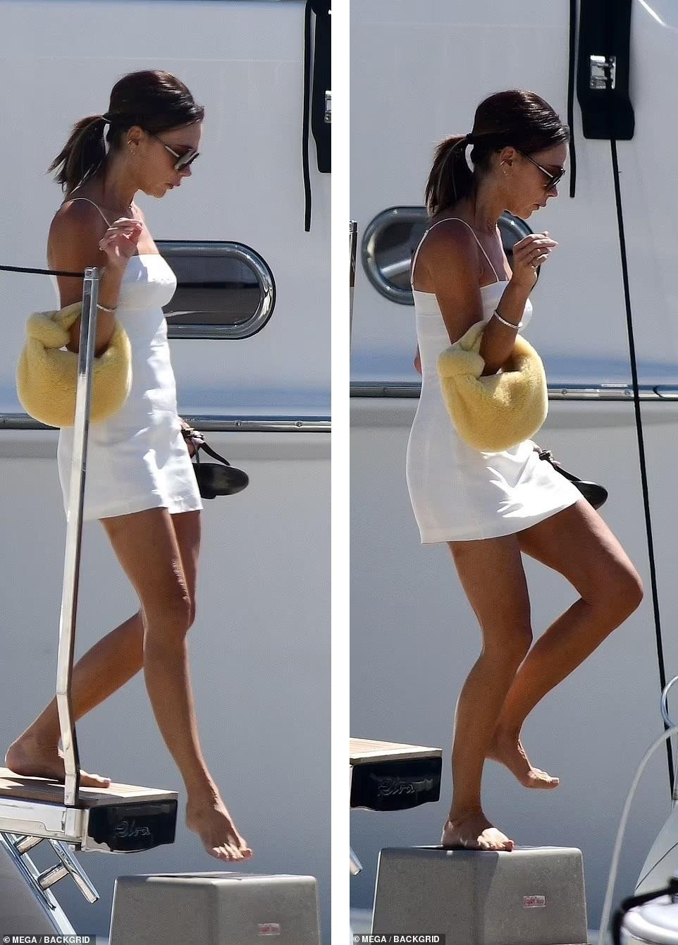 Thân hình thon thả, săn chắc của cựu thành viên Spice Girls khiến nhiều cô gái đôi mươi phải ghen tỵ. Được biết, để giữ dáng, cô đã tuân thủ chế độ ăn uống nghiêm ngặt, chỉ ăn cá và rau suốt 25 năm qua. Cô cũng chăm chỉ tập tạ, thể hình và các bộ môn thể dục khác.