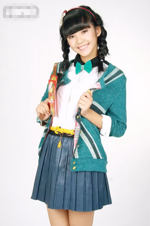 Hiền Thục Hoa hậu Ngọc Hân. "Nữ hoàng nội y" Ngọc Trinh Ca sĩ Phương Linh Hot girl Chi Pu Trúc Diễm Yến Trang Hot girl Kelly "Công chúa bong bóng" Bảo Thy Elly Trần Kim Hiền Trương Ngọc Ánh Hot girl Midu Dương Yến Ngọc Hồ Ngọc Hà Siêu mẫu Trang Trần Hot girl Huyền Lizze Jenifer Phạm "Bà mẹ nhí" Phương Trinh. Bảo Trân