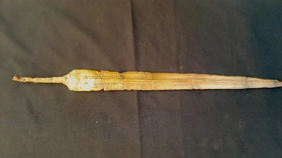 Thanh kiếm bằng đồng khắc tên pharaoh Ai Cập. (Ảnh: Bộ Du lịch và Cổ vật Ai Cập)