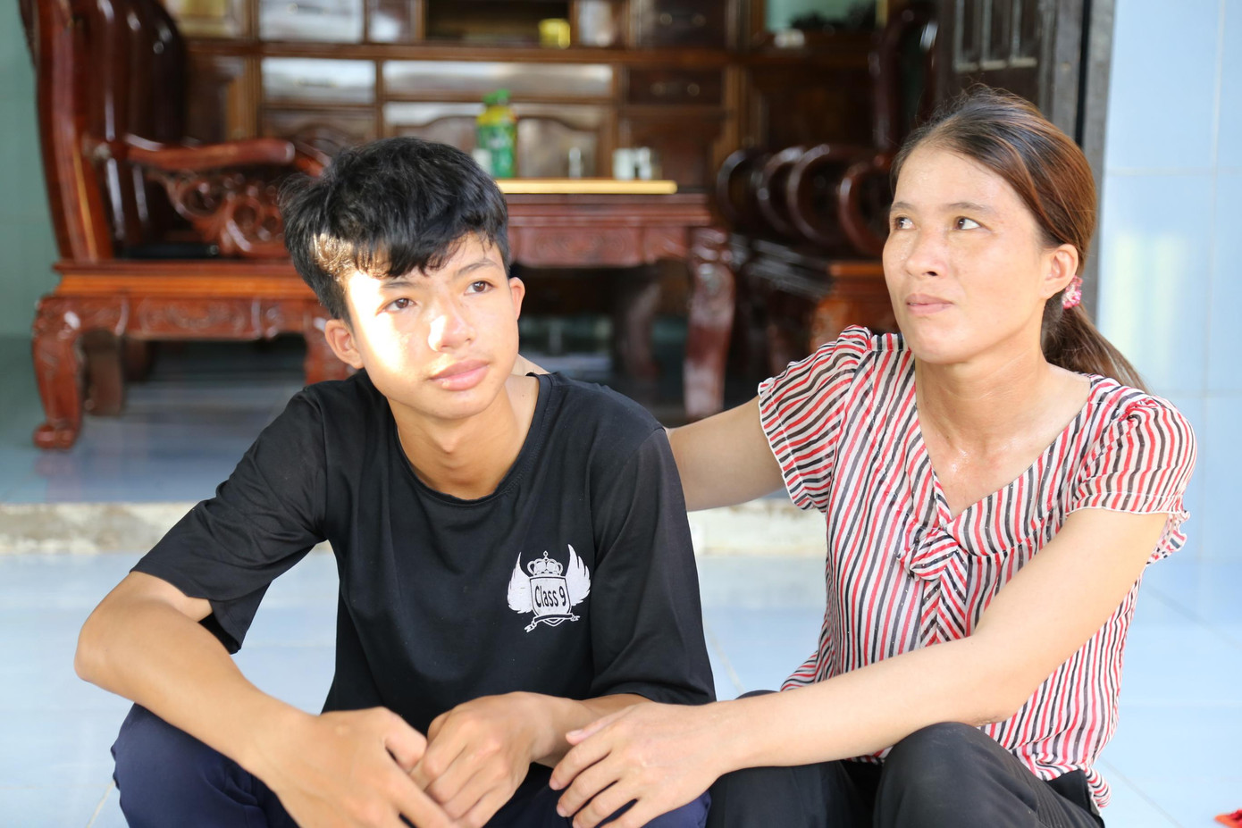 Học sinh Cao Anh Vũ và mẹ tại gia đình ở thôn Thuận Hoà xã Liên Trường huyện Quảng Trạch Học sinh Cao Anh Vũ và mẹ tại gia đình ở thôn Thuận Hoà xã Liên Trường huyện Quảng Trạch