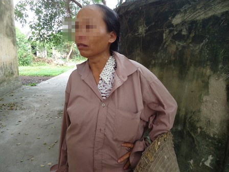 Bà Hồng rưng rưng nước mắt khi nhắc về đứa con gái tội nghiệp. 