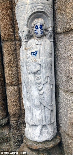 Tây Ban Nha truy lùng kẻ gây ra 'tội ác văn hoá' ở Thánh đường Santiago ảnh 1