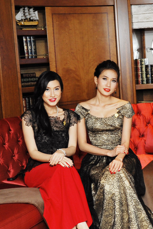 Vẻ đẹp của các mỹ nhân Việt khiến quan khách có mặt tại buổi tiệc ngẩn ngơ. Vẻ đẹp của các mỹ nhân Việt khiến các quan khách có mặt tại buổi tiệc phải ngẩn ngơ