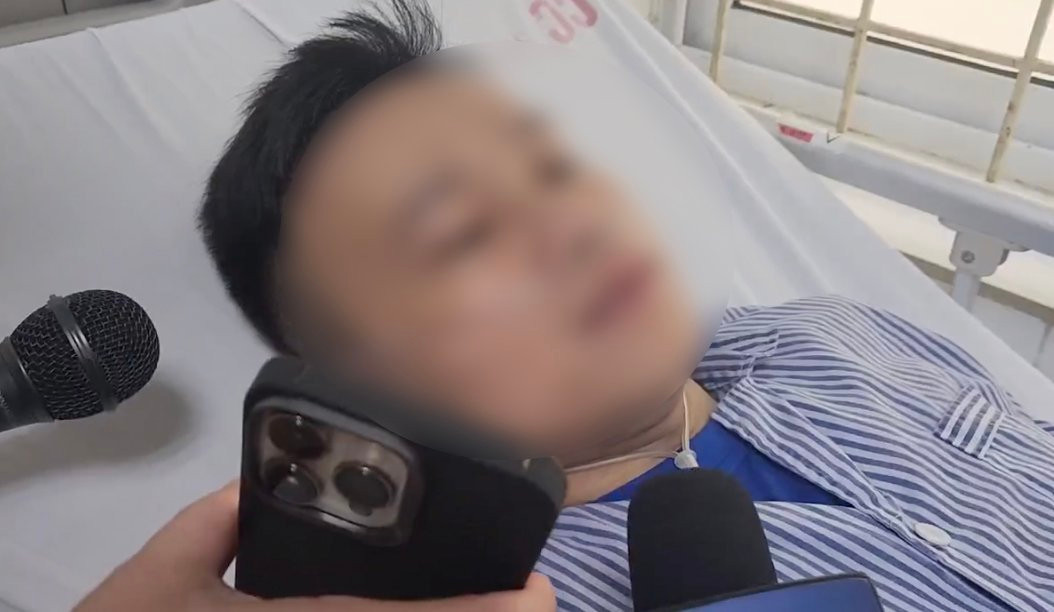 Anh Kh. chia sẻ với báo chí về thời điểm hai vợ chồng thoát nạn. Ảnh: Phùng Linh