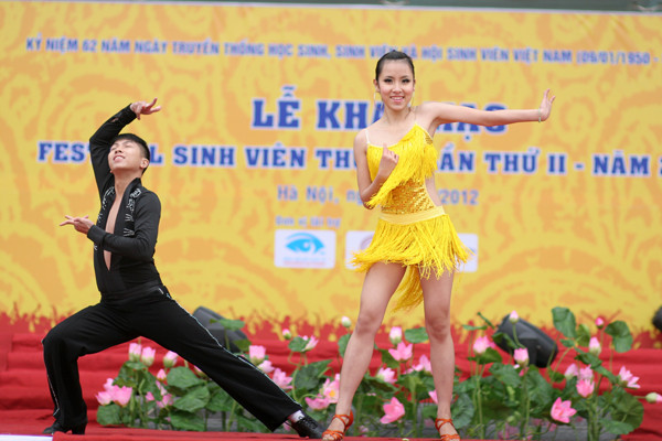 Tiết mục khiêu vũ thể thao của các bạn sinh viên Đại học FPT