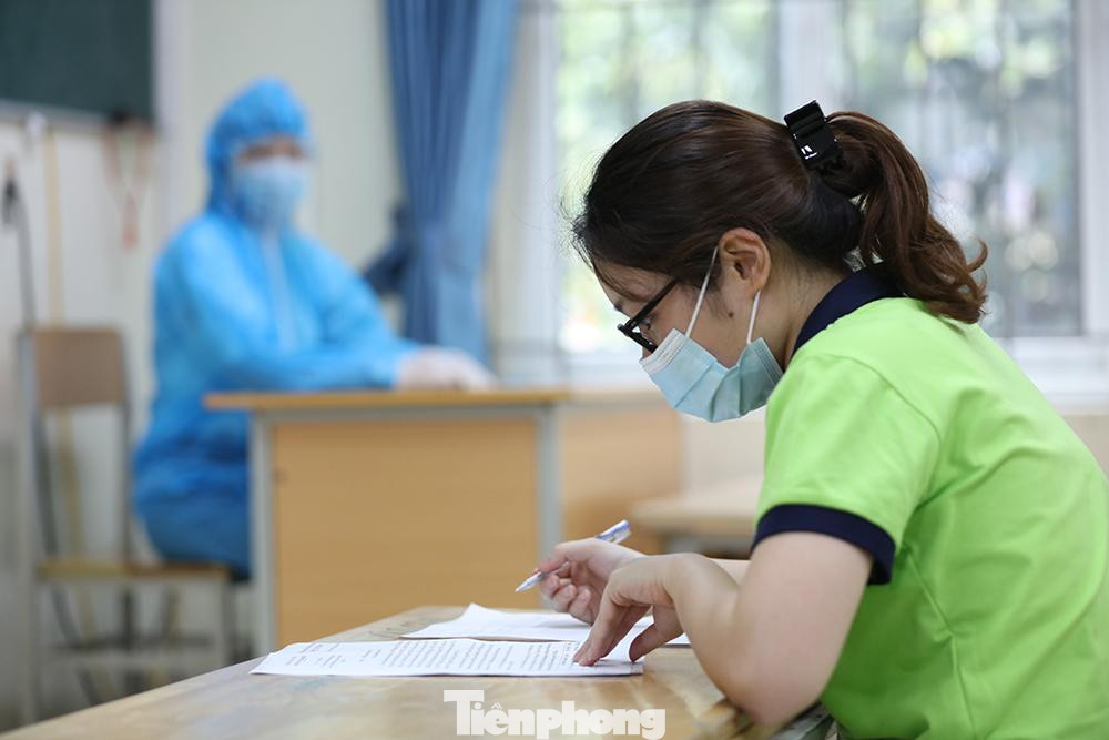 Thí sinh được tiếp tục vào phòng thi nếu sau khi nghỉ ngơi, thân nhiệt trở lại trạng thái bình thường (dưới 37,5 độ C) và điều tra không có yếu tố dịch tễ COVID-19. Thí sinh được tiếp tục vào phòng thi nếu sau khi nghỉ ngơi, thân nhiệt trở lại trạng thái bình thường (dưới 37,5 độ C) và điều tra không có yếu tố dịch tễ COVID-19.