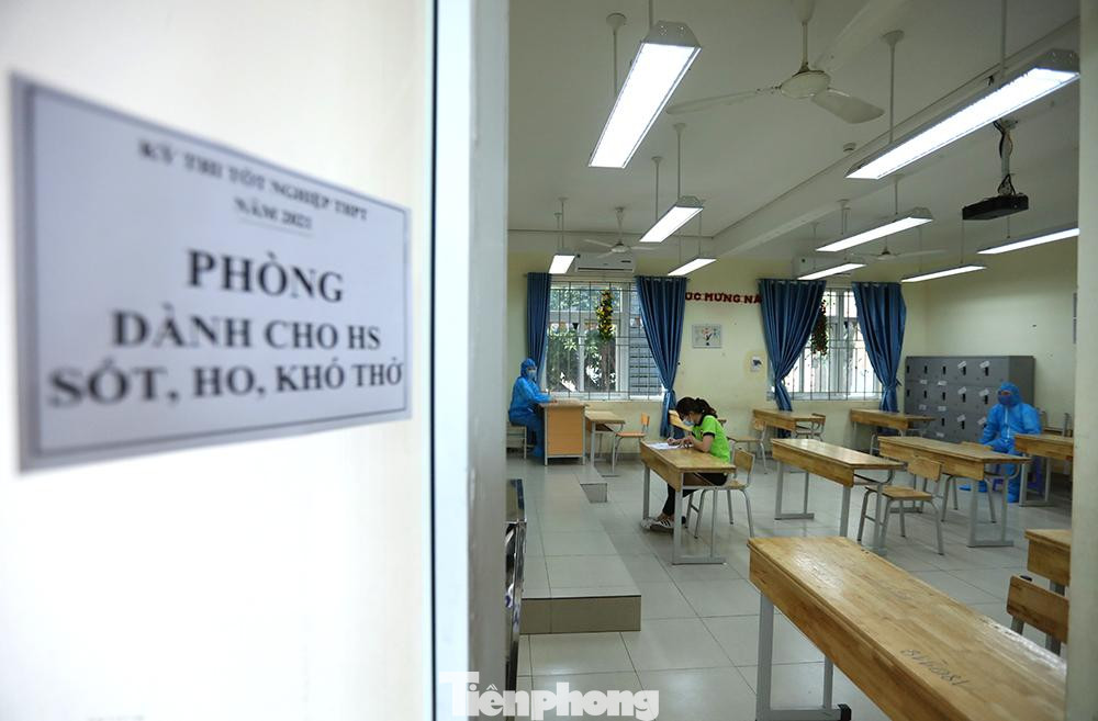 Phòng thi dành cho thí sinh sốt, ho, khó thở được 2 cán bộ coi thi mặc quần áo bảo hộ giám sát thí sinh Phòng thi dành cho thí sinh sốt, ho, khó thở được 2 cán bộ coi thi mặc quần áo bảo hộ giám sát thí sinh