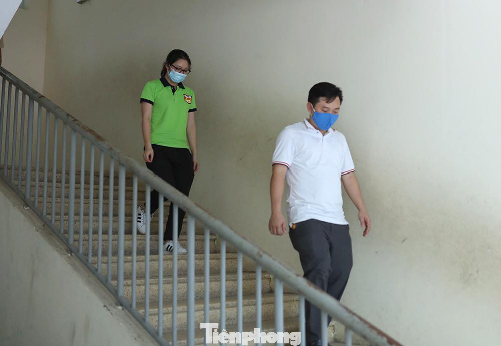 Sau đó thí sinh được cán bộ coi thi thứ 3 bên ngoài hành lang dẫn về phòng y tế để kiểm tra dịch tễ. Sau đó thí sinh được cán bộ coi thi thứ 3 bên ngoài hành lang dẫn về phòng y tế để kiểm tra dịch tễ.