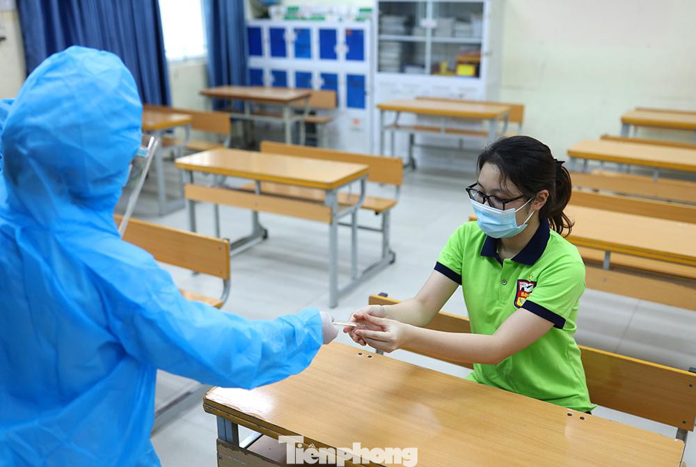 Nhân viên y tế mặc kín đồ bảo hộ sẽ tiến hành kiểm tra thân nhiệt một lần nữa và khai thác yếu tố dịch tễ Nhân viên y tế mặc kín đồ bảo hộ sẽ tiến hành kiểm tra thân nhiệt một lần nữa và khai thác yếu tố dịch tễ