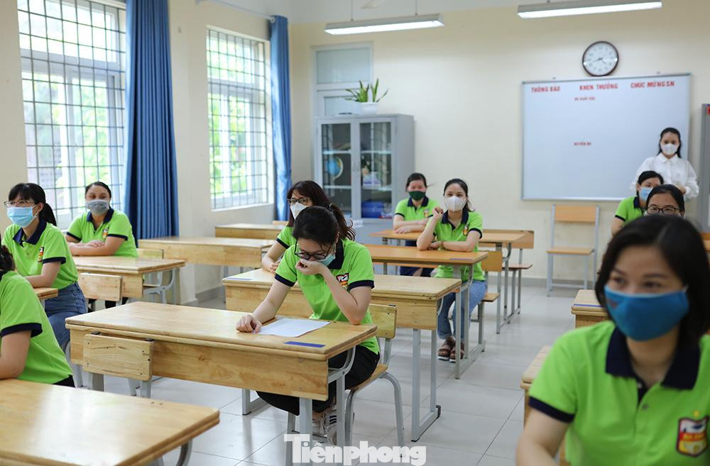 Tình huống giả định thứ nhất: Thí sinh đang làm bài thi thì có biểu hiện ho,sốt liên tục Tình huống giả định thứ nhất: Thí sinh đang làm bài thi thì có biểu hiện ho,sốt liên tục