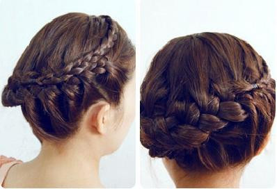 Lấy một lọn tóc nhỏ bên má trái, hất sang bên phải và tết. Phần tóc phía sau, bạn tết chân rết từ phải sang trái. Sau đó giấy đuôi tóc vào bên trong. Lấy lọn tóc nhỏ đầu tiền vòng theo đường tết tóc và cố định lại. Cuối cùng là dùng nơ để trang trí thêm cho mái tóc.