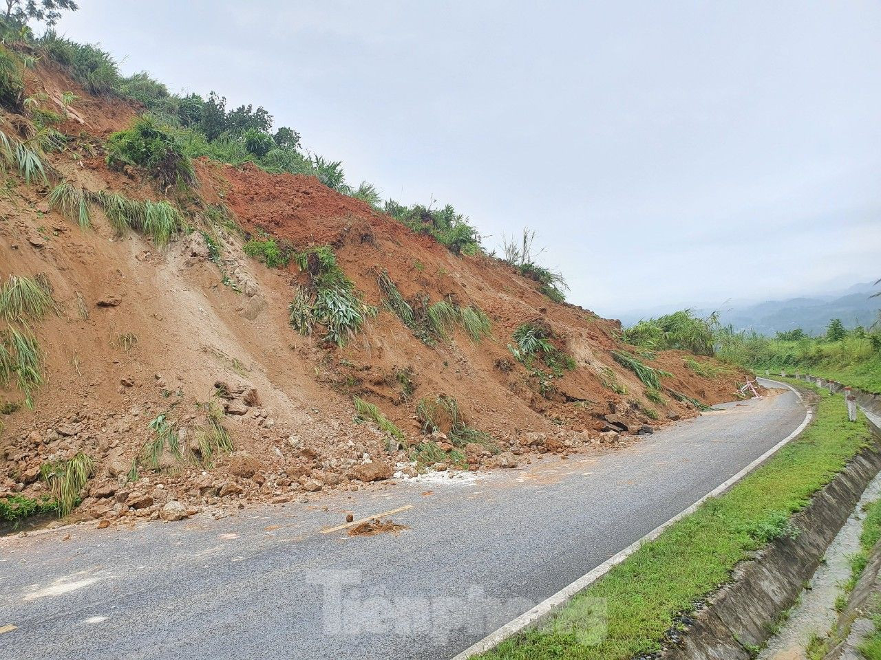 Điểm sạt lở gây ách tắc giao thông trên tỉnh lộ 162. Ảnh: Hân Nguyễn.