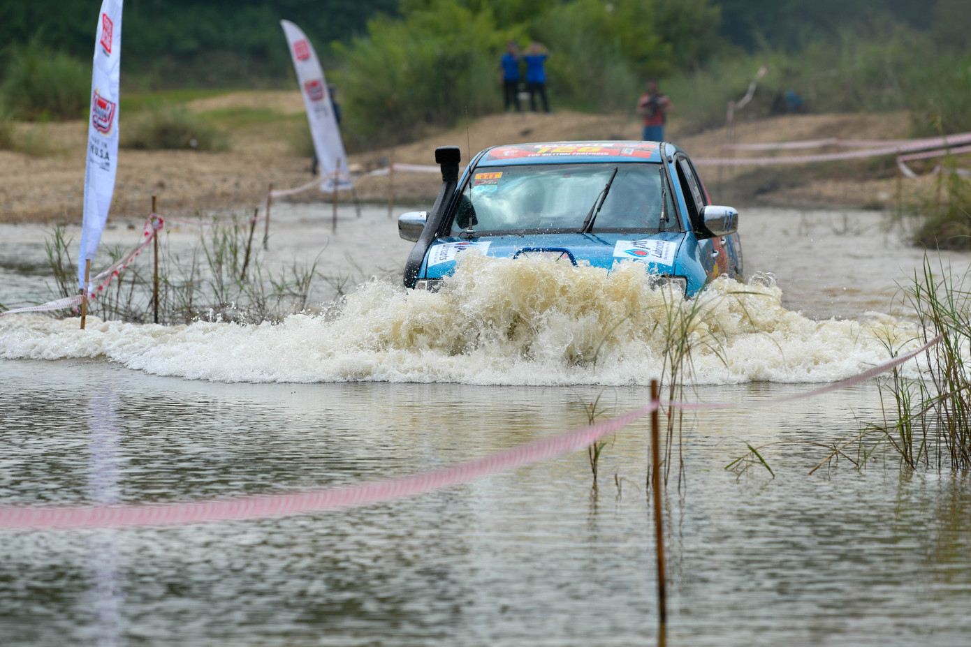 Một đội đua đang trình diễn bài thi lội nước.