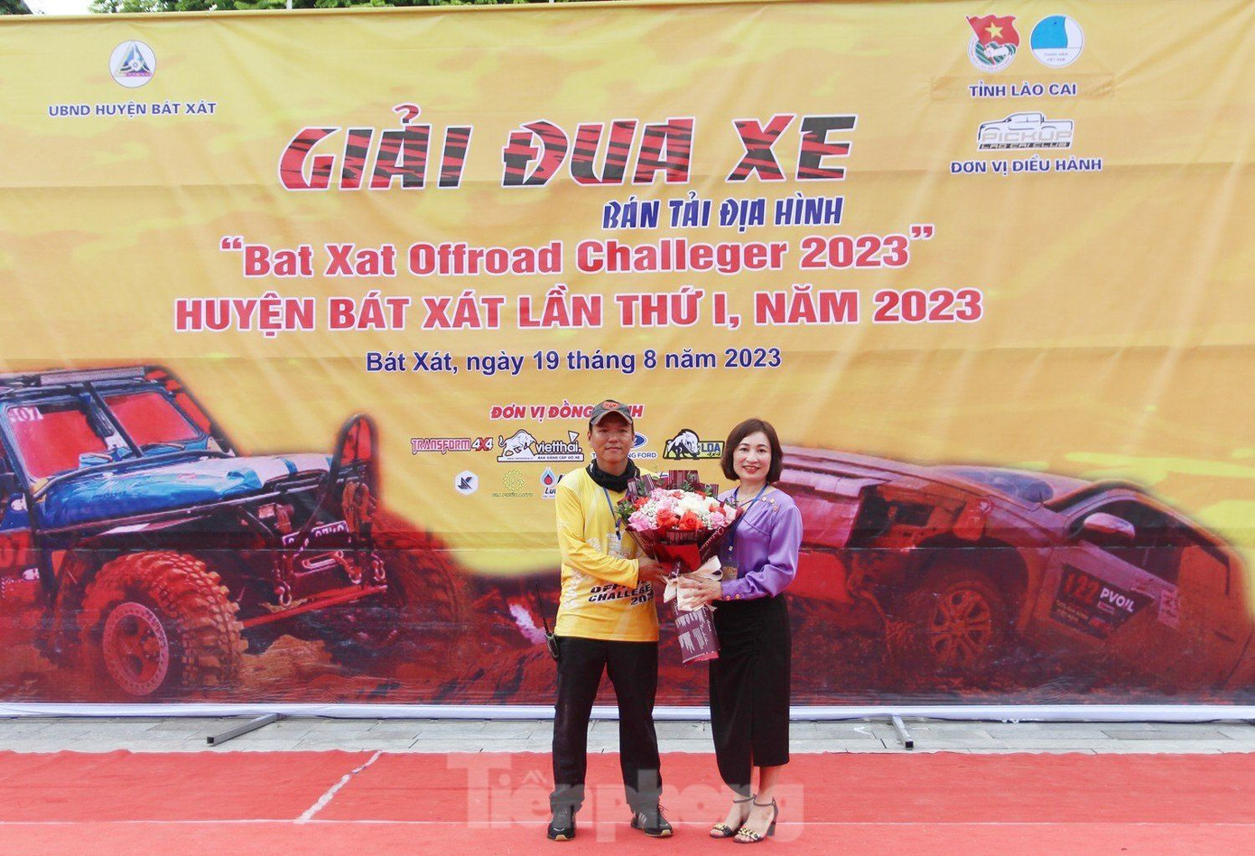 Đại diện ban tổ chức tặng hoa cho Câu lạc bộ Bán tải Lào Cai - đơn vị hỗ trợ điều hành giải. Đại diện ban tổ chức tặng hoa cho Câu lạc bộ Bán tải Lào Cai - đơn vị hỗ trợ điều hành giải.