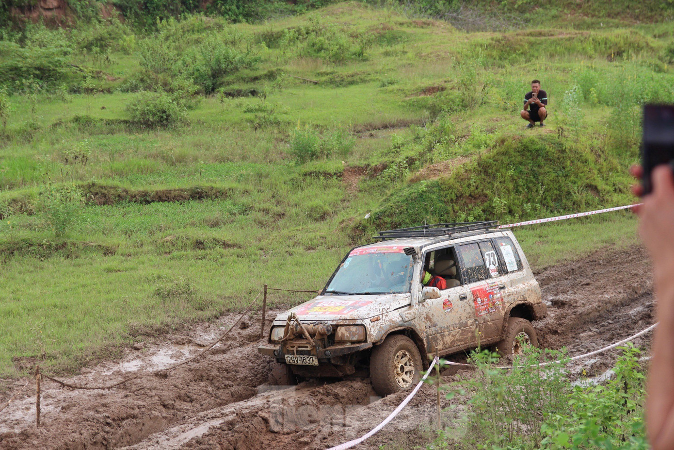 Các đội thi phải vượt qua các chướng ngại vật như: Dốc, đường cua, đầm lầy, vũng nước,... Các đội thi phải vượt qua các chướng ngại vật như: Dốc, đường cua, đầm lầy, vũng nước,...