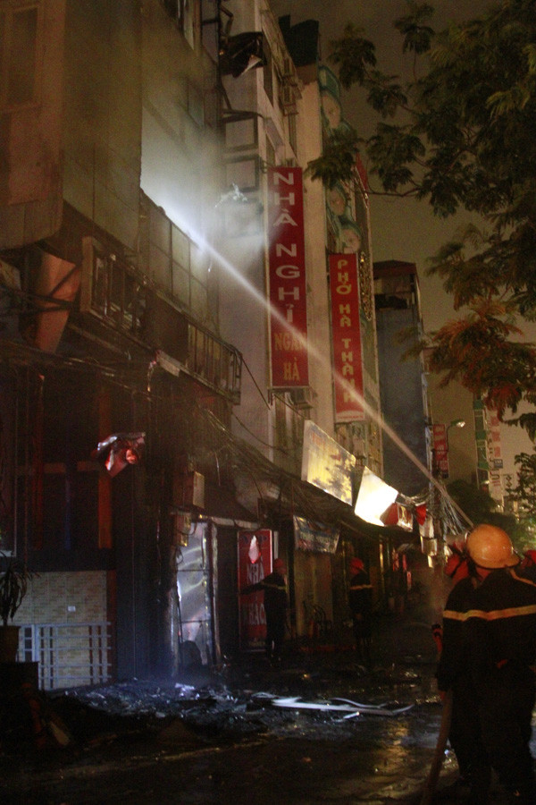 Lực lượng chữa cháy khống chế ngọn lửa