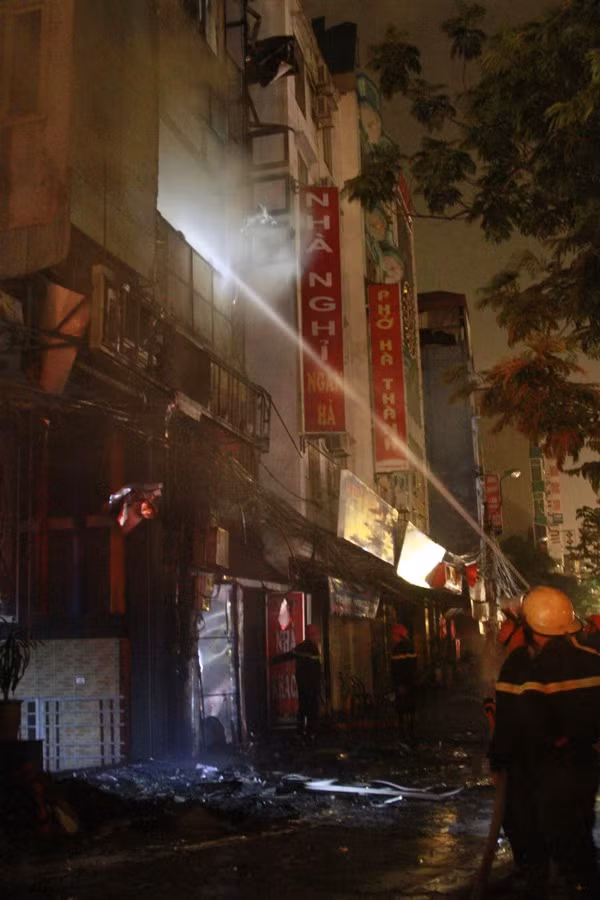 Lực lượng chữa cháy khống chế ngọn lửa