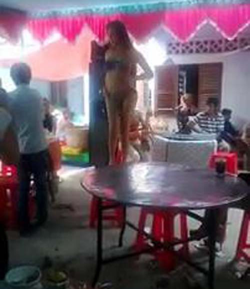  Cô gái mặc bikini nhảy uốn éo