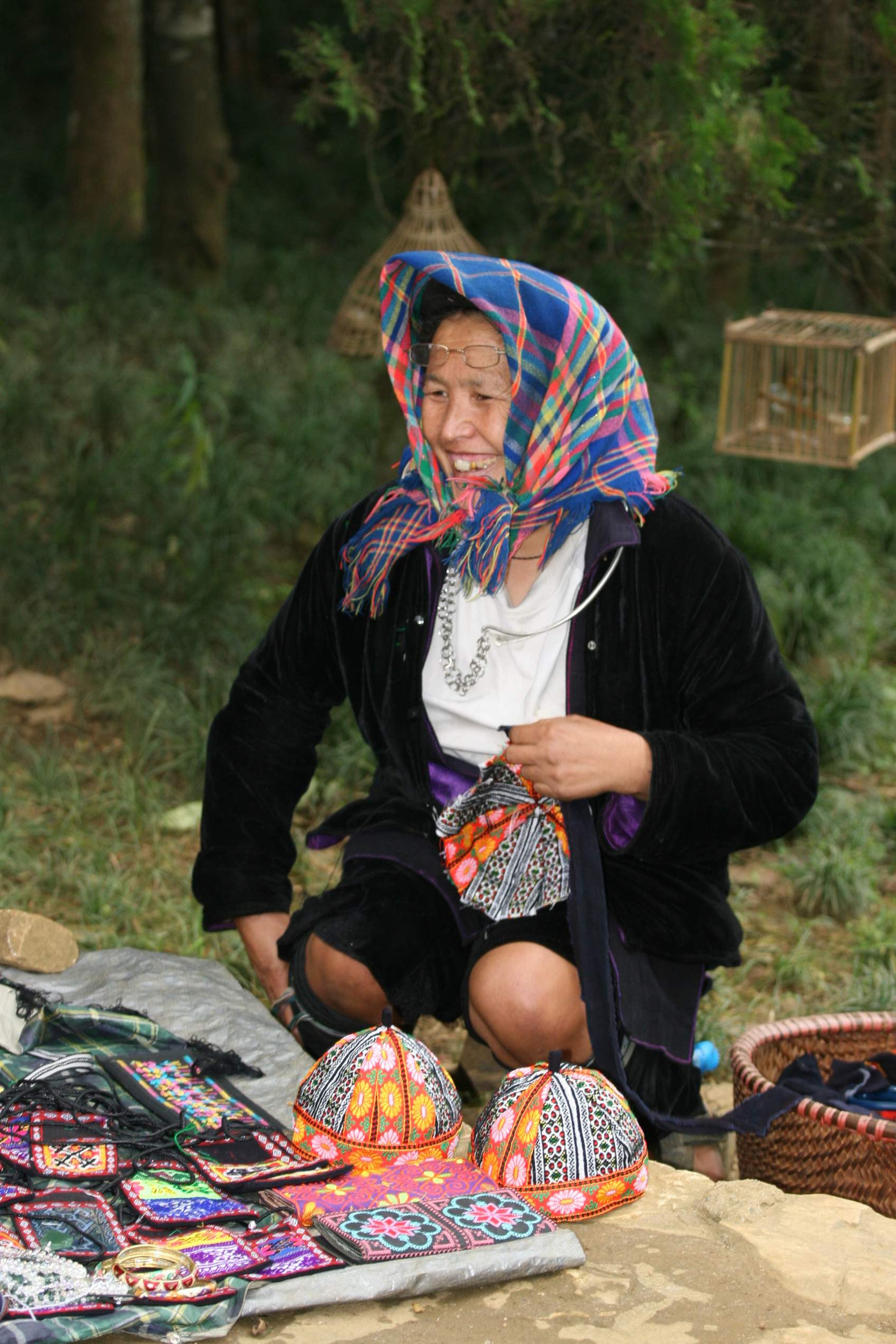 Nụ cười thân thiện bên sạp hàng lưu niệm.