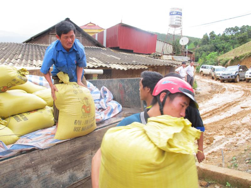 Huyện cũng xuất kho dự trữ hỗ trợ mỗi gia đình 100kg gạo nhằm khắc phục những khó khăn trước mắt