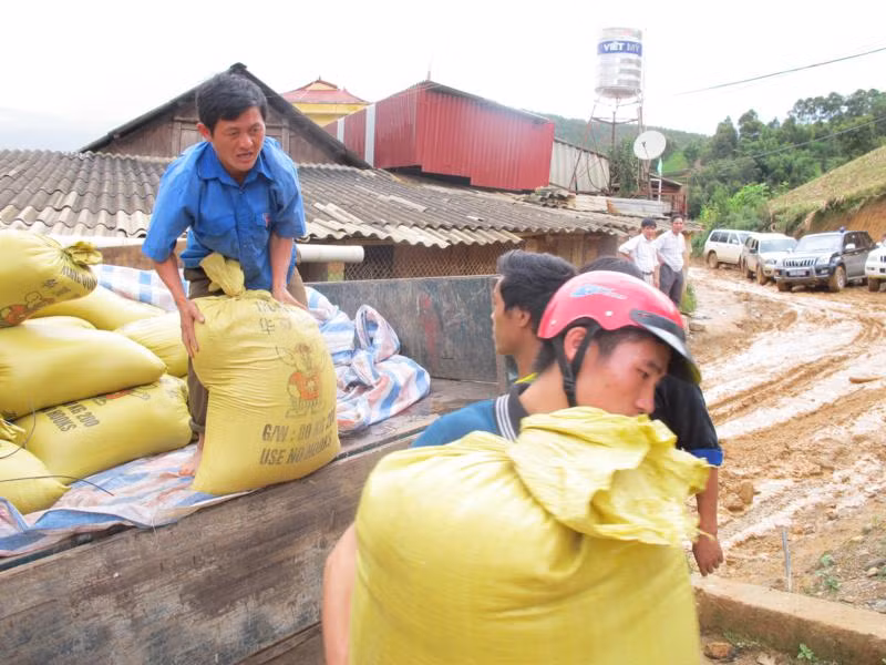 Huyện cũng xuất kho dự trữ hỗ trợ mỗi gia đình 100kg gạo nhằm khắc phục những khó khăn trước mắt
