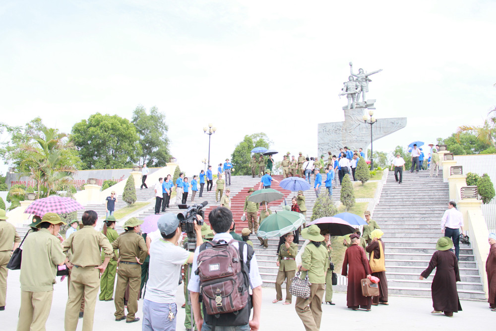 Đoàn đại biểu trước Đài tưởng niệm TNXP. Ảnh: Trường Phong
