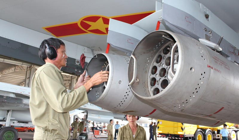 Nhân viên vũ khí hàng không kiểm tra thùng phóng