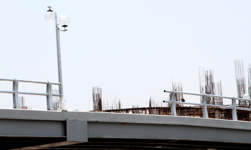 Cầu vượt thép ngã tư Tây Sơn - Chùa Bộc cũng đang khẩn trương hoàn thiện một số hạng mục cuối cùng như: lan can, lắp đèn tín hiệu, chân cầu...