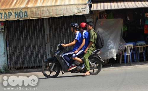 Ngoài việc tự gây nguy hiểm cho bản thân và bạn bè thì cảnh đầu trần phóng xe đã phần nào làm xấu hình ảnh của giới trẻ