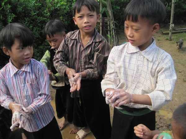 Các em nhỏ được hướng dẫn rửa tay sạch
