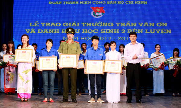 Danh hiệu “Học sinh 3 rèn luyện” được trao cho 283 học sinh. Đây là những học sinh đạt các tiêu chuẩn rèn luyện về thái độ nghề nghiệp, tác phong công nghiệp và kỷ luật lao động. Hội đồng cũng đã bình chọn để trao thưởng 15 học sinh 3 rèn luyện có thành tích xuất sắc. Trong ảnh, những học sinh 3 rèn luyện xuất sắc lên nhận giải thưởng