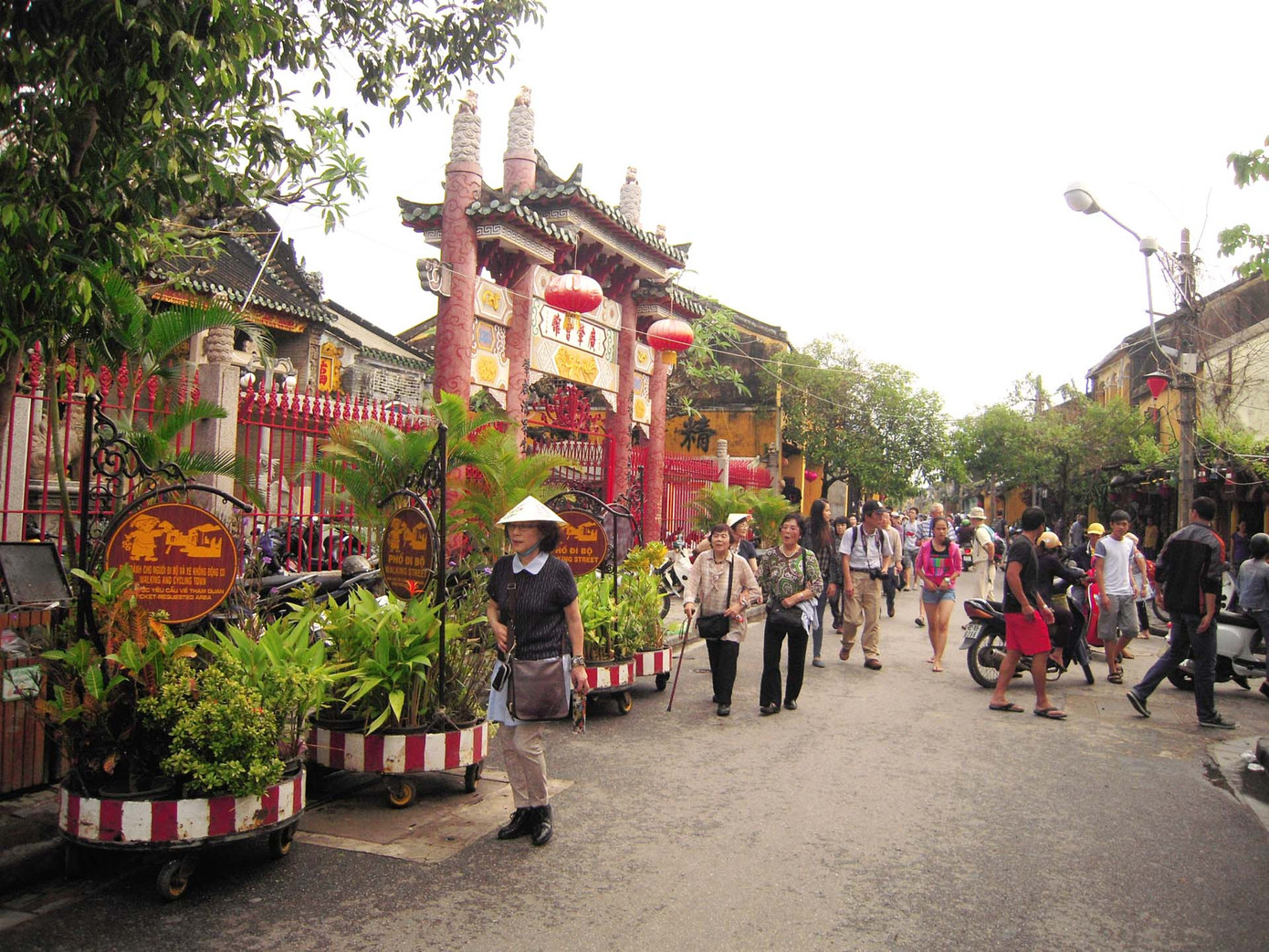 Tuyến phố hôm qua phải đi thuyền giờ đã đông khách