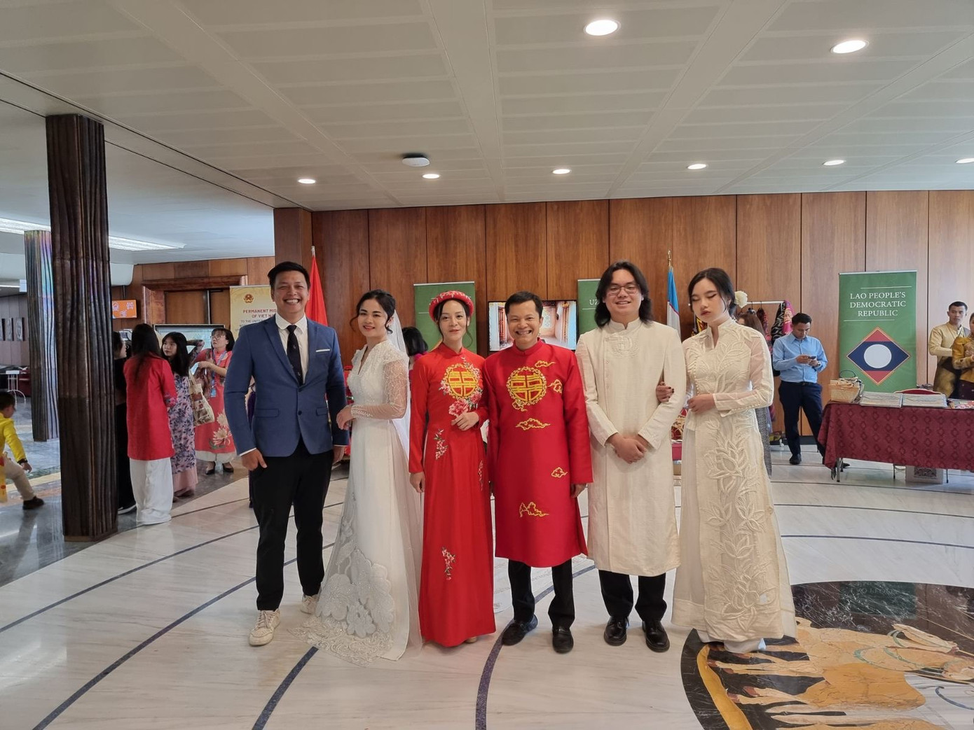 Các nhân viên Phái đoàn Việt Nam tại Liên Hợp Quốc trình diễn áo dài cưới của Hoa hậu Ngọc Hân. Các nhân viên Phái đoàn Việt Nam tại Liên Hợp Quốc trình diễn áo dài cưới của Hoa hậu Ngọc Hân.