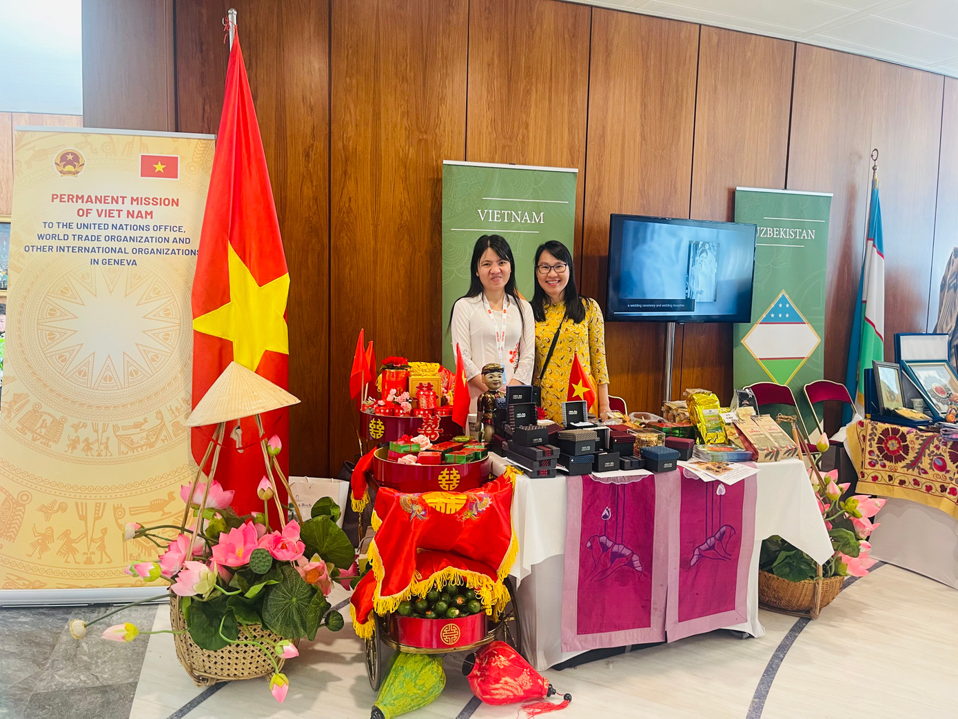 Trưng bày tráp cưới Việt Nam và các đoạn clip giới thiệu về phong tục cưới hỏi của người Việt Trưng bày tráp cưới Việt Nam và các đoạn clip giới thiệu về phong tục cưới hỏi của người Việt