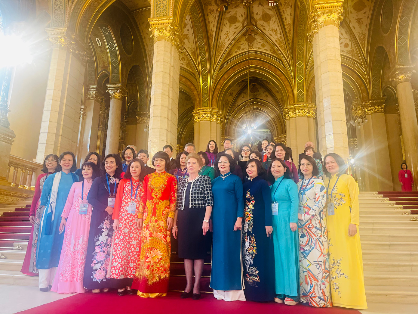 Phó Chủ tịch thường trực Quốc hội Hungary (thứ sáu từ trái sang, hàng đầu) cùng nguyên Phó Chủ tịch nước Đặng Thị Ngọc Thịnh và các đại biểu tham dự diễn đàn. (Ảnh: L.A)