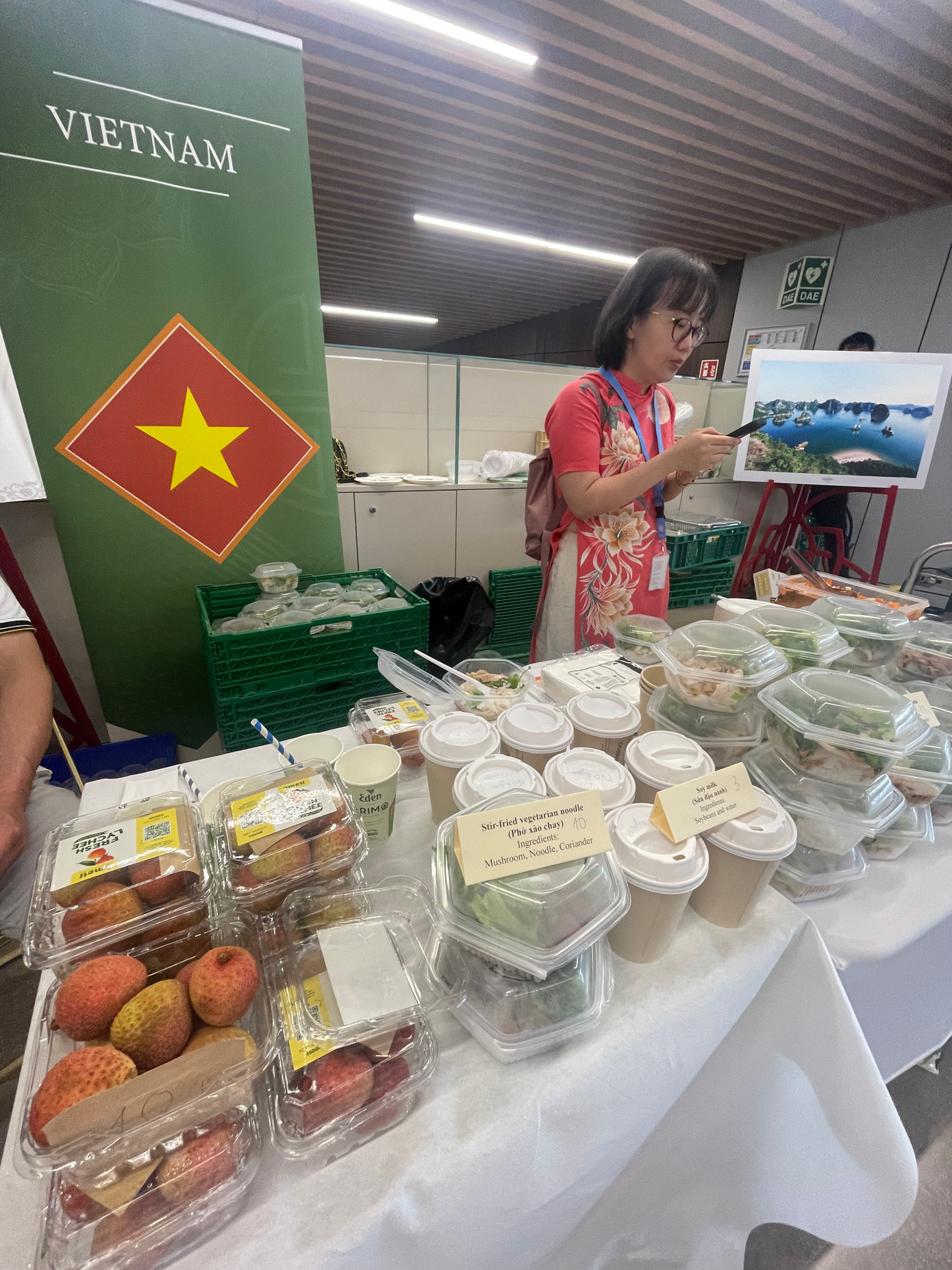 Gian ẩm thực Việt Nam, trong đó có nem rán, vải thiều tươi chuyển từ Việt Nam sang. Gian ẩm thực Việt Nam, trong đó có nem rán, vải thiều tươi chuyển từ Việt Nam sang.