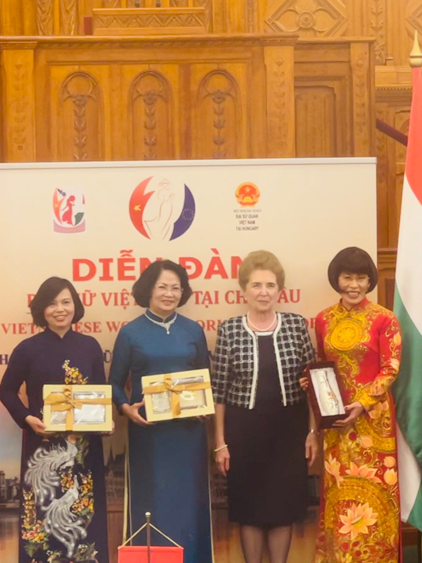 Phó Chủ tịch thường trực Quốc hội Hungary trao quà lưu niệm tặng nguyên Phó Chủ tịch nước Đặng Thị Ngọc Thịnh (thứ hai từ trái sang), Đại sứ Việt Nam tại Hungary Nguyễn Thị Bích Thảo (ngoài cùng bên trái) và bà Phan Bích Thiện - Chủ tịch Hội Phụ nữ Việt Nam tại Hungary. (Ảnh; L.A)