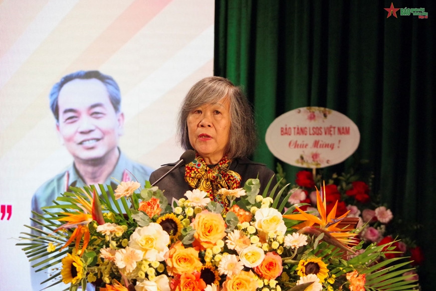 Bà Võ Hạnh Phúc, con gái Đại tướng Võ Nguyên Giáp đại diện gia đình phát biểu tại buổi ra mắt sách.